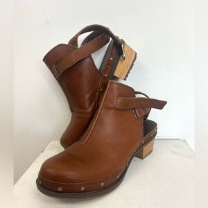 Chaco Brown Clog